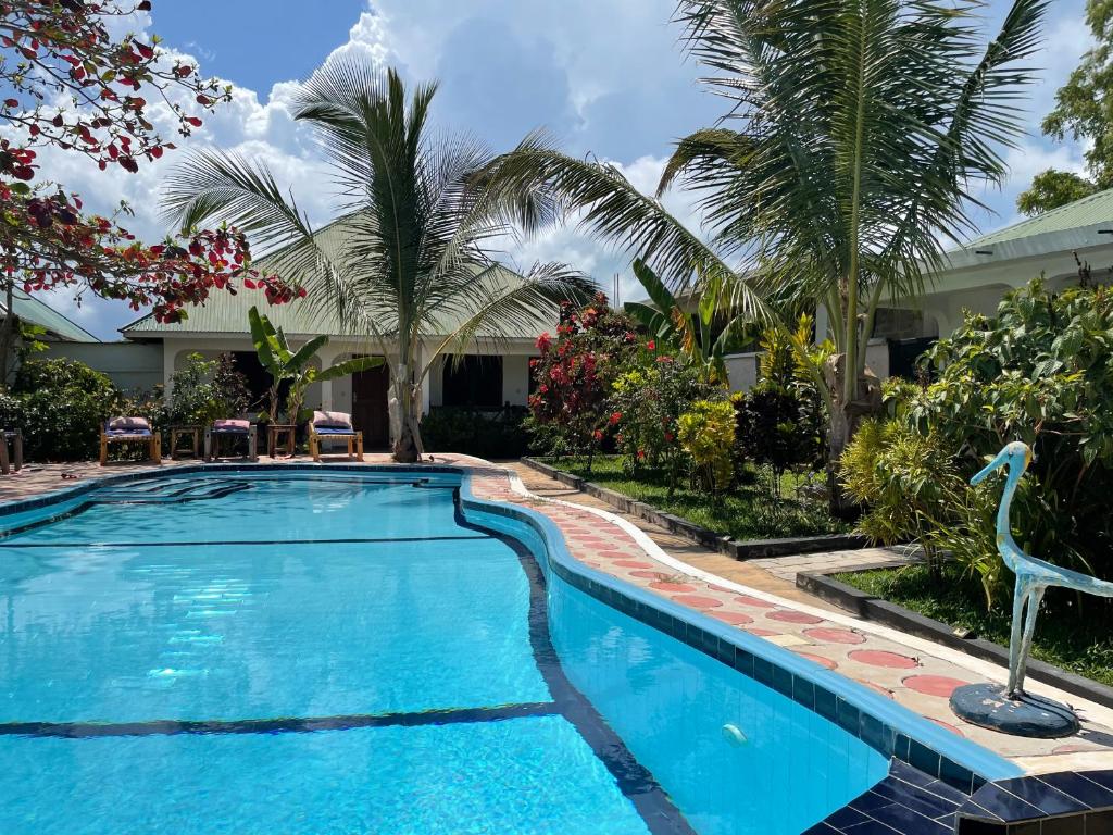 Highland Bungalows ligt in Nungwi in het uiterste noorden van Zanzibar, op een klein eindje wandelen van het strand. 

De bungalows zijn met riet bedekt en hebben kamers met een Afrikaans thema. Ze beschikken over een badkamer met een douche. De bedden zijn voorzien van een klamboe.